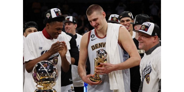 Nikola Jokić espera a su compañero de equipo All-NBA de ocho años